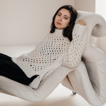 Джемпер с сетчатым узором из пряжи Aura Yarns Fashion Touch Me, оттенок Cream, расход — 11 мотков