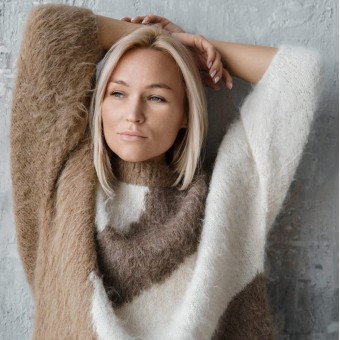 Джемпер с интарсией из пряжи Aura Yarns Fashion Touch Me, оттенок Oak — 2 мотка, Village — 3 мотка, Cream — 2 мотка