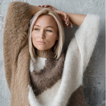 Джемпер с интарсией из пряжи Aura Yarns Fashion Touch Me, оттенок Oak — 2 мотка, Village — 3 мотка, Cream — 2 мотка