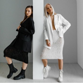 Полупрозрачная вязаная юбка из пряжи Aura Yarns Fashion Touch Me, оттенки Cream, Black. Расход — 2 мотка