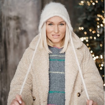 Панама вязаная из пряжи Aura Yarns Fashion Touch Me, оттенок Cream Расход — 2 мотка