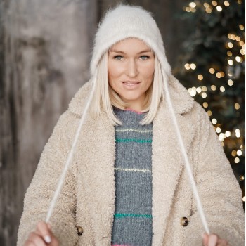 Панама вязаная из пряжи Aura Yarns Fashion Touch Me, оттенок Cream Расход — 2 мотка