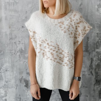Жилет с интарсией из пряжи Aura Yarns Fashion Touch Me. Оттенок Cream Расход — 1 моток