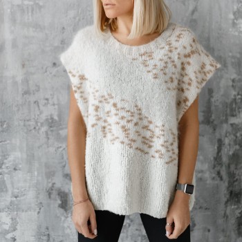 Жилет с интарсией из пряжи Aura Yarns Fashion Touch Me. Оттенок Cream Расход — 1 моток