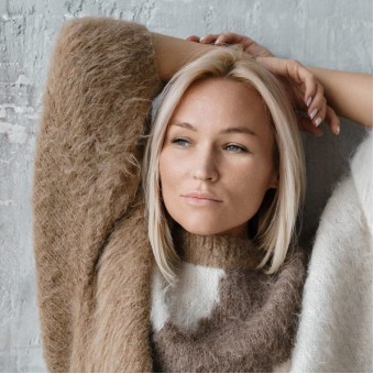 Джемпер с интарсией из пряжи Aura Yarns Fashion Touch Me, оттенок Oak — 2 мотка, Village — 3 мотка, Cream — 2 мотка