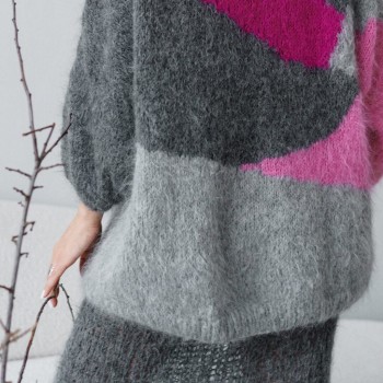 Джемпер с интарсией из пряжи Aura Yarns Fashion Touch Me, расход: оттенок Bubblegum — 2 мотка, Stone — 2 мотка, Silver Grey — 2 мотка, Diva — 1 мотков