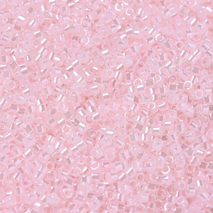 купить Бисер MIYUKI DELICA 11/0 LINED CRYSTAL PALE SALMON, DB234 в Калининграде