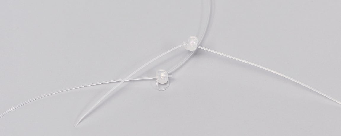 колье ручной работы с цветочными мотивами из бисера Preciosa