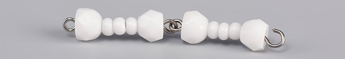 подвижные серьги в форме скелета из бусин и проволоки handmade украшение