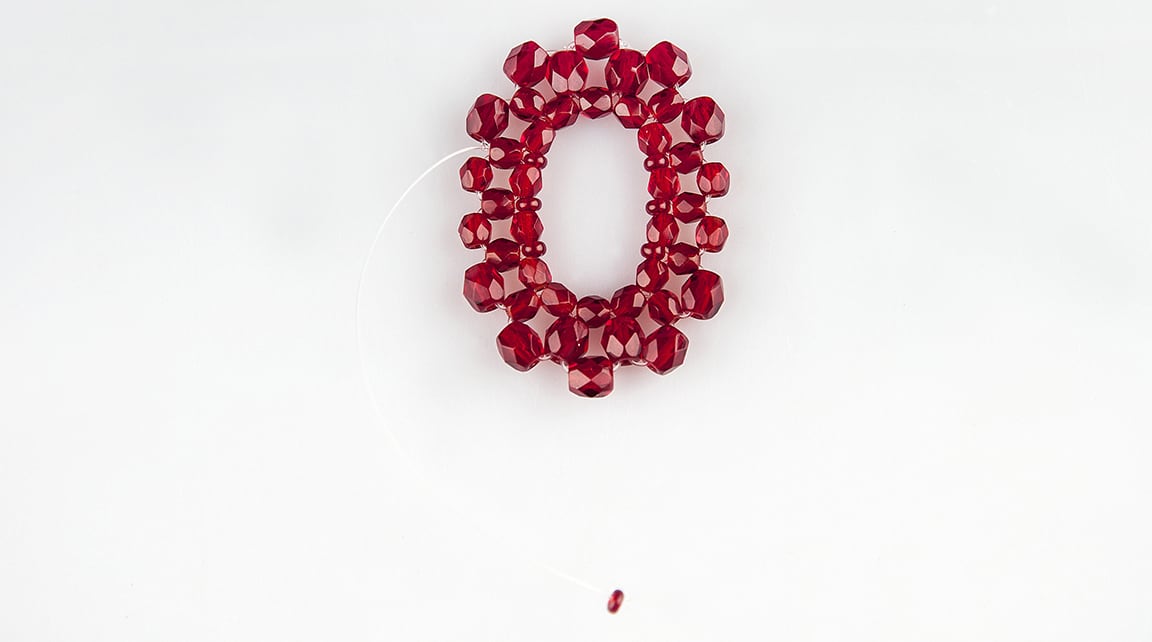 Добавление бисерин в ожерелье Luxurious Valentine