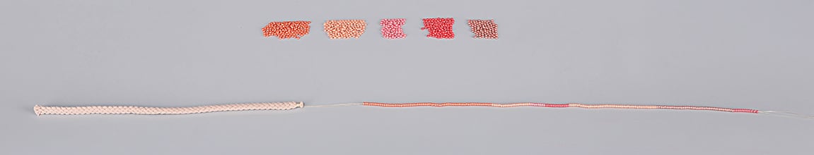 Вы можете нанизать бисер по своему усмотрению. Вставьте иглу в кучки, бисеринки сами нанижутся на нее