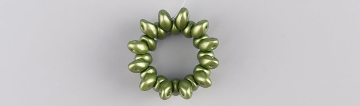 Процесс сшивания бусин для браслета Pistachio Wonder