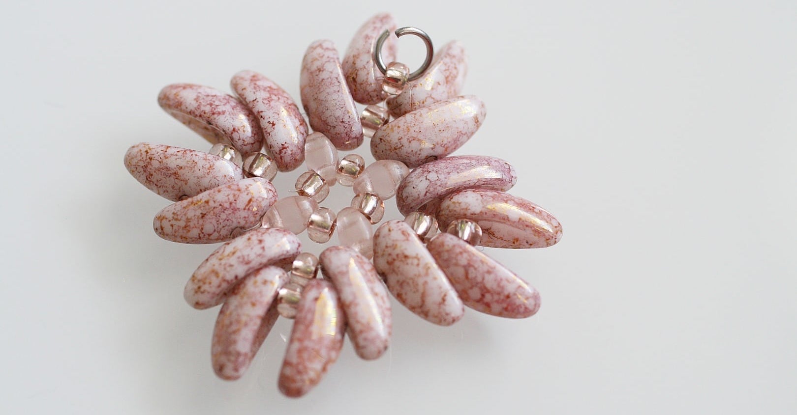 серьги из бусин PRECIOSA в форме щитов своими руками