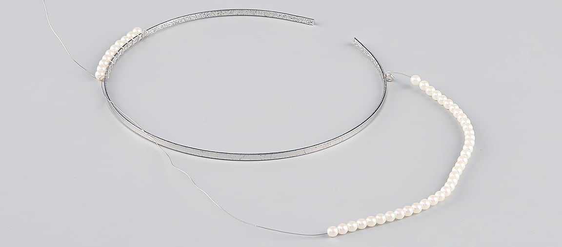 Скручивание проволоки с бусинами для ободка Wedding Headband